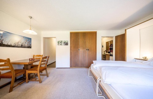 Vulpera Apartment | 9303 Gemuetliches, zweckmaessig eingerichtetes Studio mit Balkon und Golfplatzblick