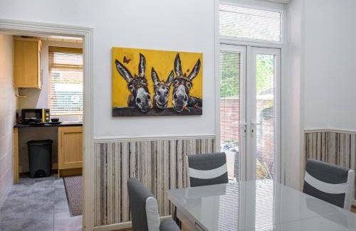 Oldham Apartment | 95 m² Apartment ∙ 4 bedrooms ∙ 8 guests