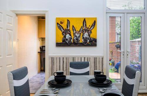 Oldham Apartment | 95 m² Apartment ∙ 4 bedrooms ∙ 8 guests