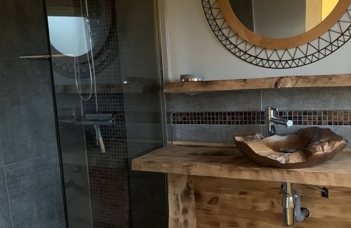 Uchizy Apartment | 95 m2 apartment on the 2nd floor with swimming pool in the center of the village