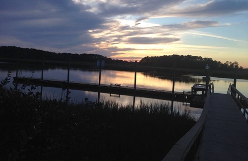 West Beach Cottage | 96 Inlet Cove : 3 BR, 3 BA, Deck, Sunroom, Easy Access to Beach, Pool, and Dock