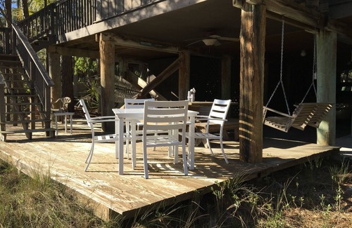 West Beach Cottage | 96 Inlet Cove : 3 BR, 3 BA, Deck, Sunroom, Easy Access to Beach, Pool, and Dock