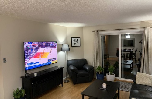 North Central Edmonton Condo | 96 m² Condo ∙ 2 bedrooms ∙ 4 guests