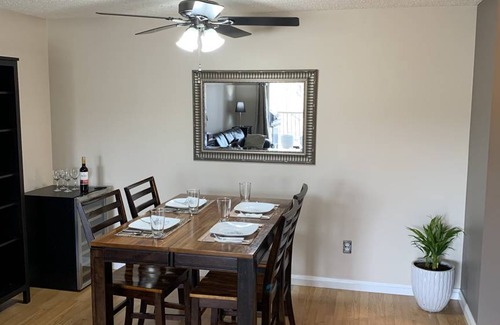 North Central Edmonton Condo | 96 m² Condo ∙ 2 bedrooms ∙ 4 guests