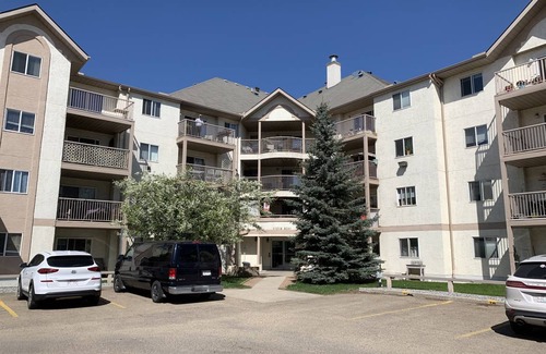 North Central Edmonton Condo | 96 m² Condo ∙ 2 bedrooms ∙ 4 guests