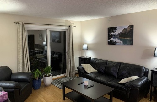 North Central Edmonton Condo | 96 m² Condo ∙ 2 bedrooms ∙ 4 guests