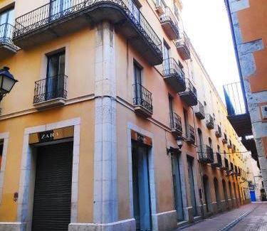 Figueres Apartment | 97 m² Apartment ∙ 3 bedrooms ∙ 7 guests