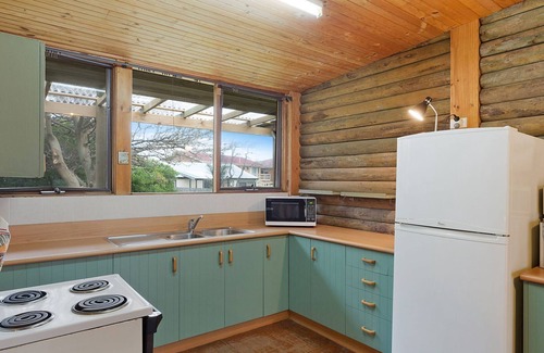 Dalmeny House | 98 Ocean Parade - Rustic Log Cabin