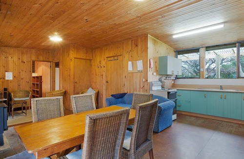 Dalmeny House | 98 Ocean Parade - Rustic Log Cabin