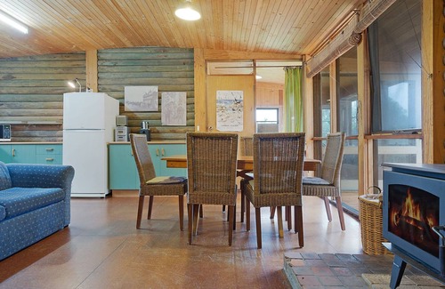 Dalmeny House | 98 Ocean Parade - Rustic Log Cabin