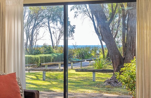 Broadwater House | 98 Steps to the Beach – 2BR Coastal Getaway