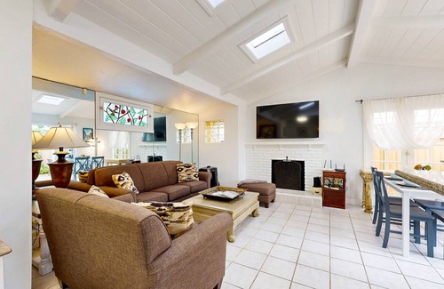Corona del Mar Cottage | 99 m² Cabin ∙ 2 bedrooms ∙ 4 guests