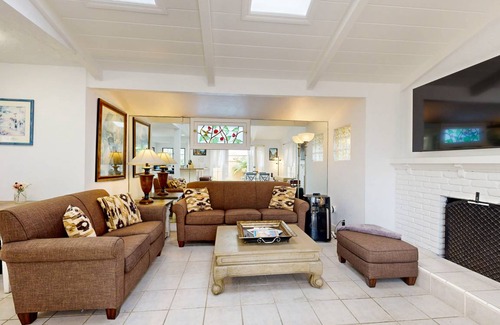 Corona del Mar Cottage | 99 m² Cabin ∙ 2 bedrooms ∙ 4 guests