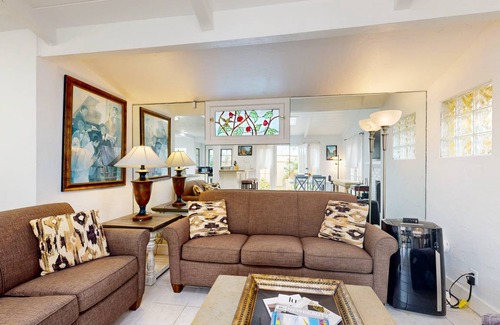 Corona del Mar Cottage | 99 m² Cabin ∙ 2 bedrooms ∙ 4 guests