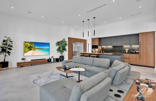North Miami Beach House | 9BR Opulent Villa Emerald