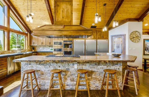 Round Hill Village House | 9BR Tahoe Villa, Hot Tub-Sauna-Gym-Game Room LX33
