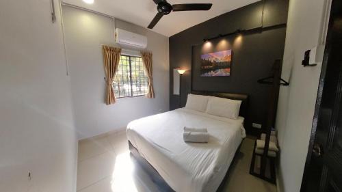Si Rusa Apartment | 9pax GFloor 2R2B DOORSTEP TO BEACH, WATERSPORT, BBQ Set, Pool, Wifi, 50"TV