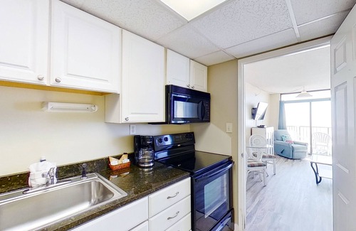 Myrtle Beach Condo | 9th Floor Oceanfront Dog & Snowbird Friendly Retreat WiFi, Shared Pool/Hot Tub