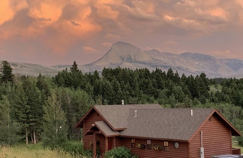 St. Mary Cottage | A 2 bedroom Cottage with breathtaking views of Glacier National Park