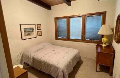 Ellsworth County House | A 3-bedroom lake house with lake views