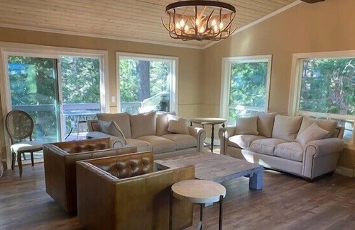 Round Hill Village House | A 5 BR very close to town, skiing and the amazing Tahoe beaches! (ZC439)