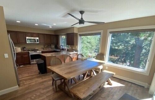 Round Hill Village House | A 5 BR very close to town, skiing and the amazing Tahoe beaches! (ZC439)