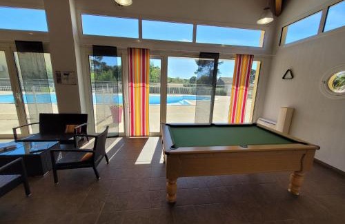Le Brusc Apartment | A 500 mètres des plages et du port du brusc, Les terrasses des embiez avec piscine et spa