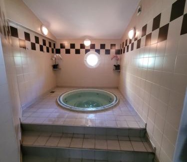 Le Brusc Apartment | A 500 mètres des plages et du port du brusc, Les terrasses des embiez avec piscine et spa