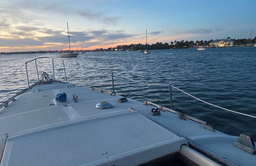 Whitney Beach Boat Rental | A Bay-watch adventure -like- house boat with WiFi and AC in Bradenton Beach