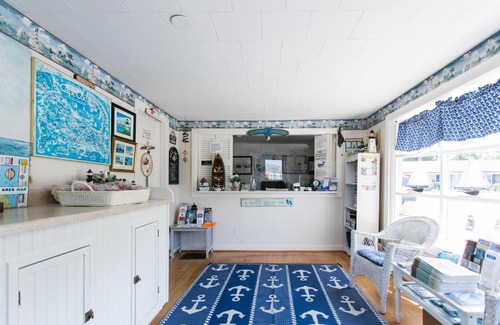 West Harwich Hotel | A Beach Breeze Inn