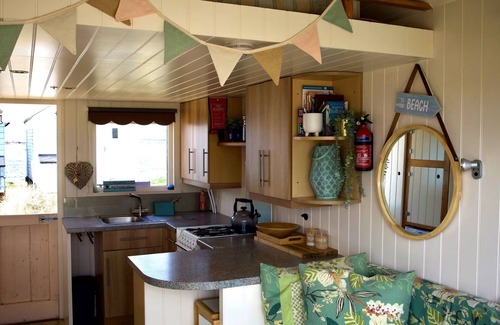 Hengistbury Head Cottage | A Beach Hut on the prestigious Mudeford Spit - * No Booking Fees *