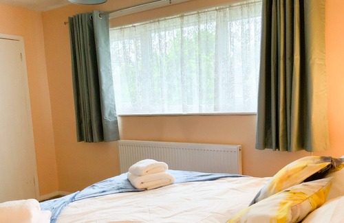 Hemel Hempstead House | A Beautiful 3 bedroom in Hemel Hampstead with free parking.