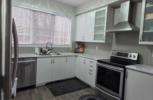 Niagara Falls House | A BEAUTIFUL & SPACIOUS 4 BEDROOM VACATION HOME