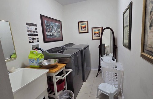 Niagara Falls House | A BEAUTIFUL & SPACIOUS 4 BEDROOM VACATION HOME