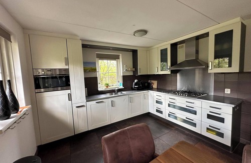 Gasselte House | A beautiful thatched vacation villa which is located within walking distance of 't Nije Hemelriek. On a beautiful spacious lot with many seats.