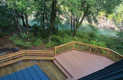 Crescent City Cabin | A Beautiful Vacation Awaits You on the Emerald Smith River!