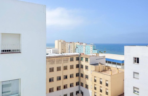 Cadiz Apartment | A beautiful vacation near the sea awaits you in this vacation apartment.