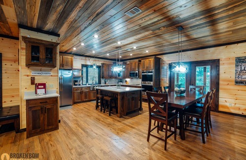 Broken Bow Cabin | A Beautiful View: 5 BR + Loft, 5.5 Bath, Sleeps 15