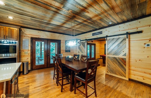 Broken Bow Cabin | A Beautiful View: 5 BR + Loft, 5.5 Bath, Sleeps 15