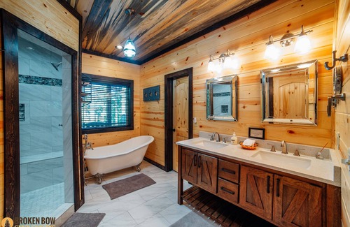 Broken Bow Cabin | A Beautiful View: 5 BR + Loft, 5.5 Bath, Sleeps 15