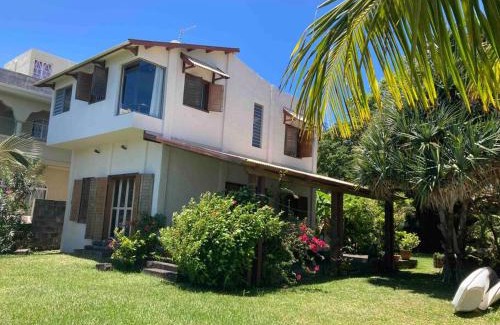 Mahebourg House | A bungalow right on the water
