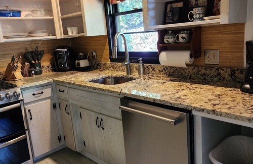 Lake Toxaway Cabin | A BUNGALOW VERY QUIET CABIN IN THE B R MOUNTAINS HOT TUB ,SUANA 4/20 HOOKAH n