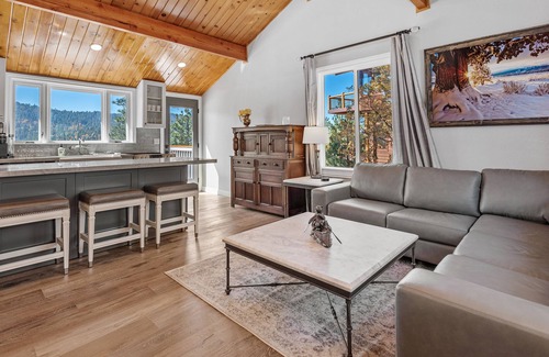Upper Moonridge Cabin | A/C Central Air ! 5 STAR! BEAUTIFUL SLOPE VIEW! Close to everything.