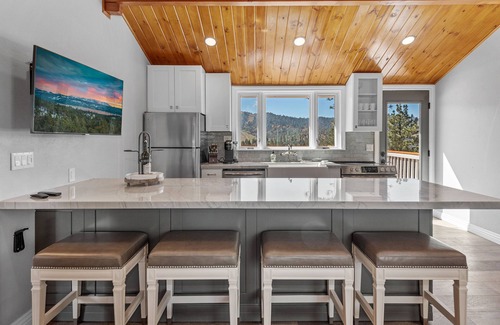 Upper Moonridge Cabin | A/C Central Air ! 5 STAR! BEAUTIFUL SLOPE VIEW! Close to everything.
