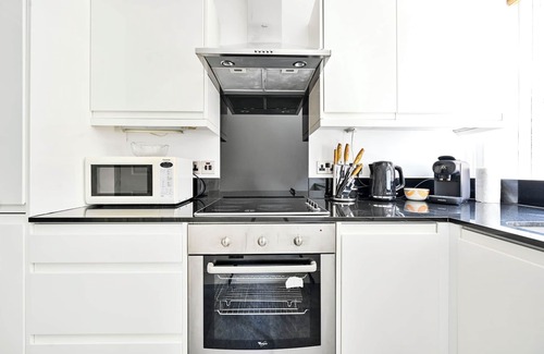 Covent Garden Apartment | A/C ❄️ * FlexPolicy 📜 * EarlyDrop 🧳 * Lift 🛗 * King 👑 * W/D 🧺