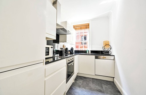 Covent Garden Apartment | A/C ❄️ * FlexPolicy 📜 * EarlyDrop 🧳 * Lift 🛗 * King 👑 * W/D 🧺