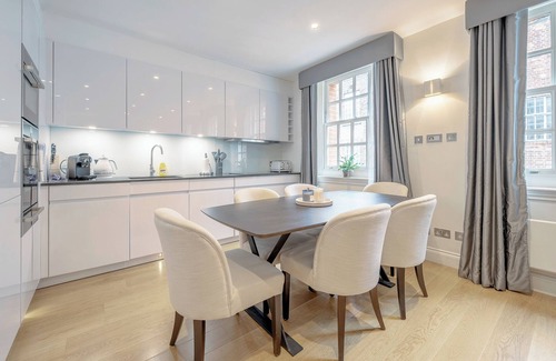 Mayfair Apartment | ❄️ A/C Units | 🛏️ SuperKing | 🌅 EarlyDrop |📺 Smart TV|🧺 W/D | 📃 FlexPolicy