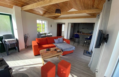 Flamengos House | A casa do vale - Cozy vacation home in the hills above Horta.