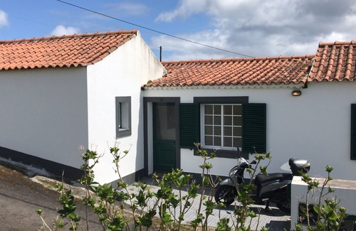 Flamengos House | A casa do vale - Cozy vacation home in the hills above Horta.