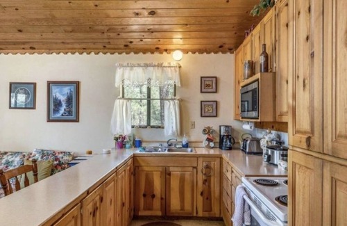 Show Low Cabin | A centrally located secluded mountainside log cabin w/panoramic valley views.